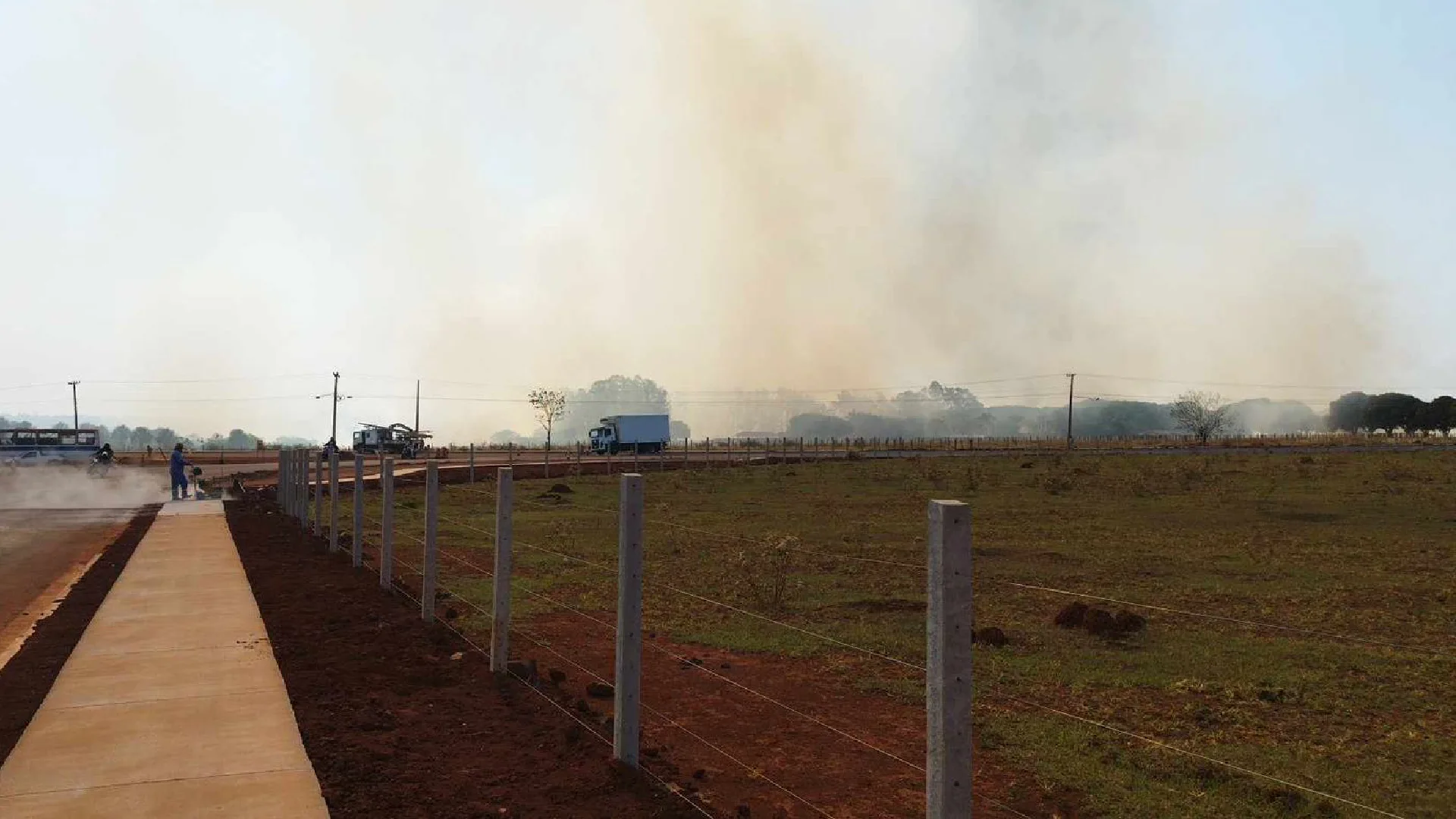 video:-incendio-atinge-fazenda-e-fumaca-invade-regiao-oeste-de-campo-grande