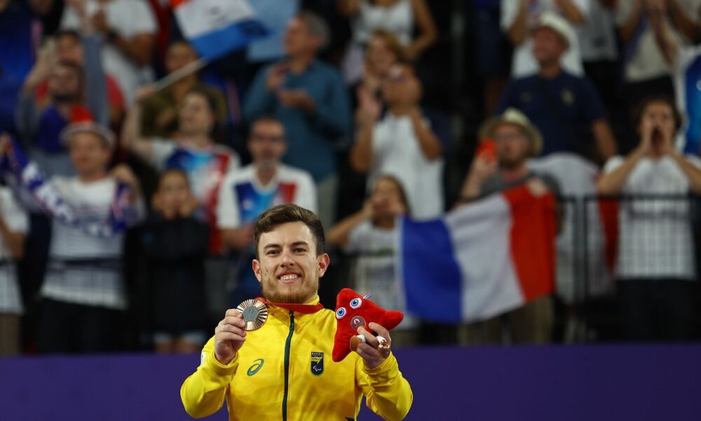 paris-2024:-vitor-tavares-e-bronze-na-classe-simples-sh6-do-badminton