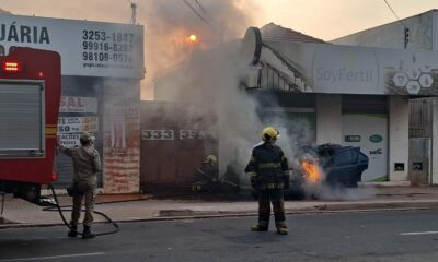 carro-tomado-por-chamas-na-avenida-calogeras-mobiliza-bombeiros