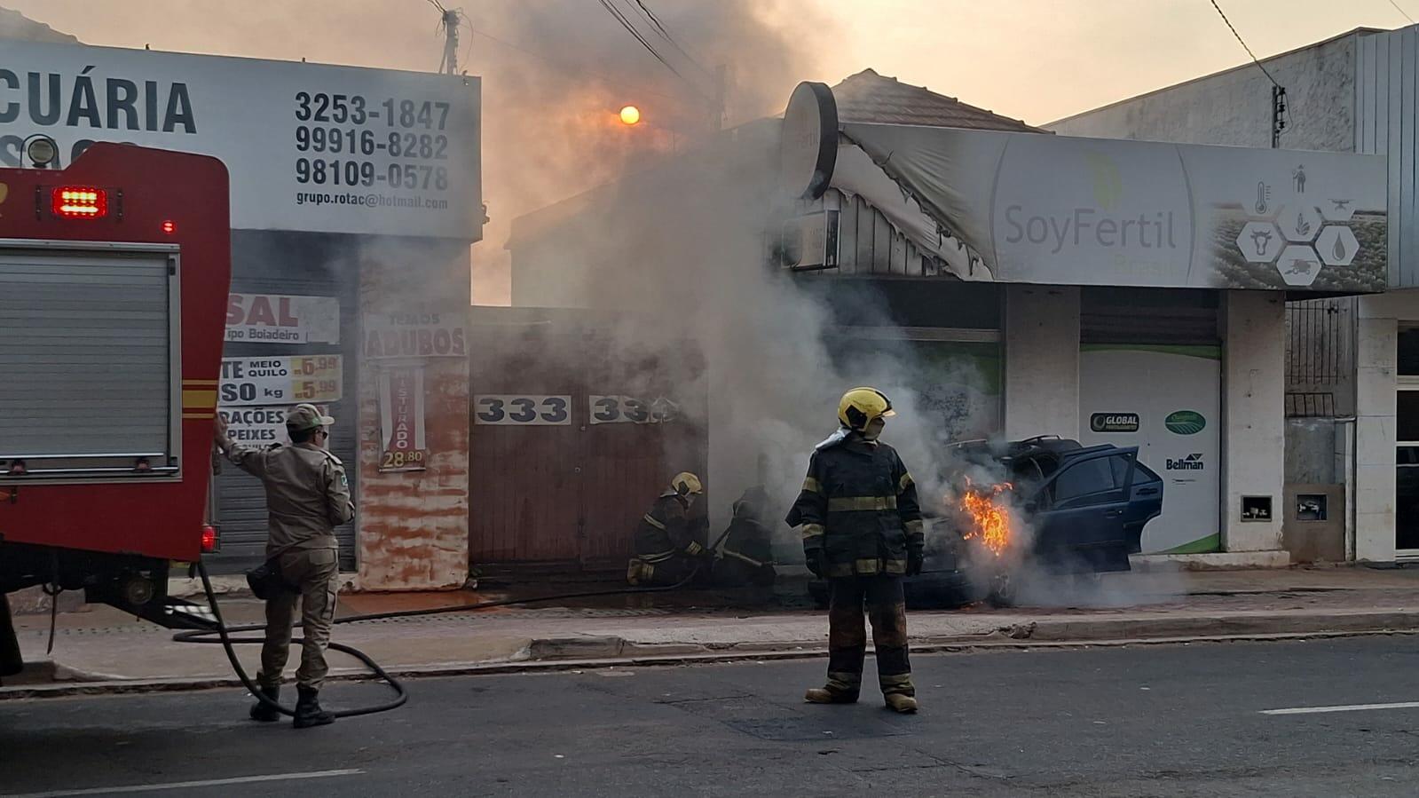 carro-tomado-por-chamas-na-avenida-calogeras-mobiliza-bombeiros
