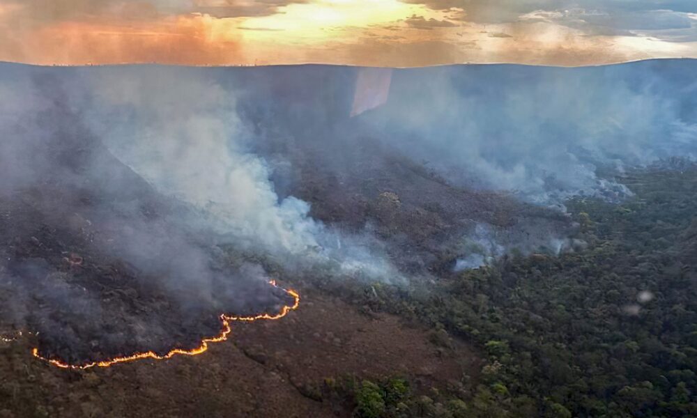 incendio-queima-10-mil-hectares-do-parque-da-chapada-dos-veadeiros
