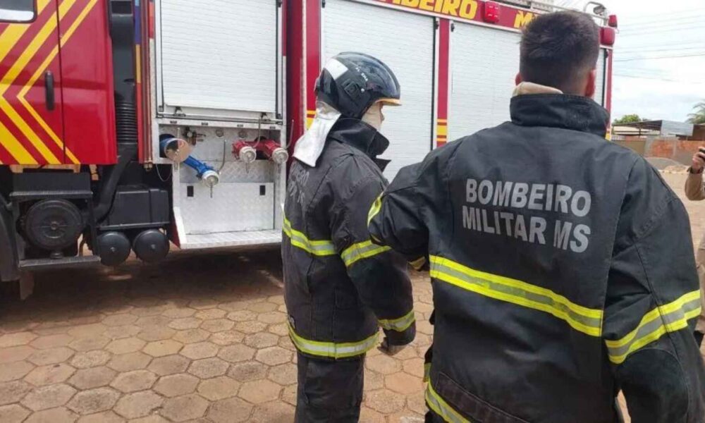 fiorino-pega-fogo-apos-curto-circuito-em-bataguassu-e-mobiliza-corpo-de-bombeiros
