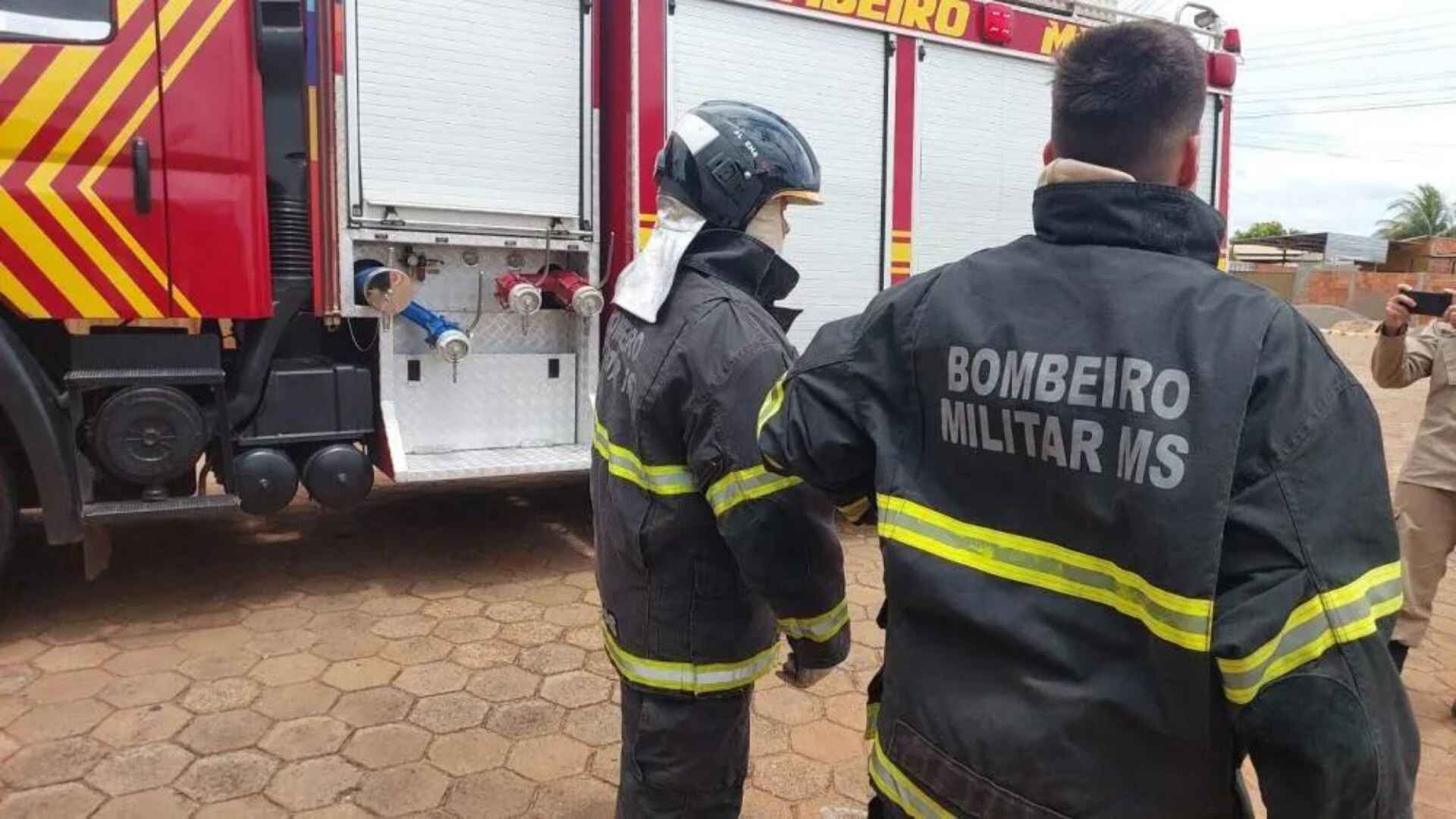 fiorino-pega-fogo-apos-curto-circuito-em-bataguassu-e-mobiliza-corpo-de-bombeiros