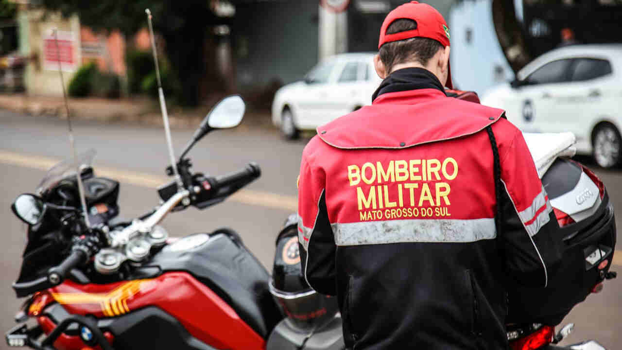 carro-invade-preferencial,-atinge-motociclista-e-foge-sem-prestar-socorro-em-dourados