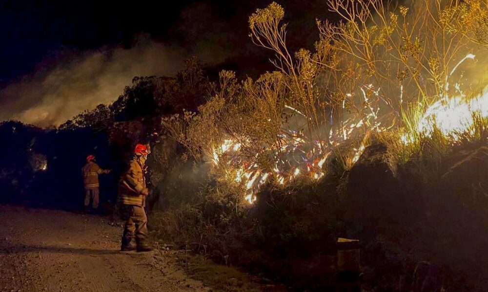 bombeiros-do-rio-combatem-460-focos-de-incendio-em-um-dia
