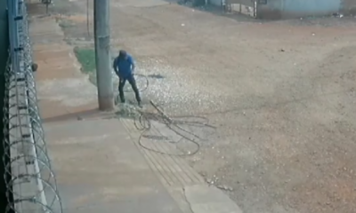 video:-ladrao-e-flagrado-furtando-fios-de-telefonia-na-regiao-no-bairro-parati