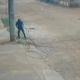 video:-ladrao-e-flagrado-furtando-fios-de-telefonia-na-regiao-no-bairro-parati