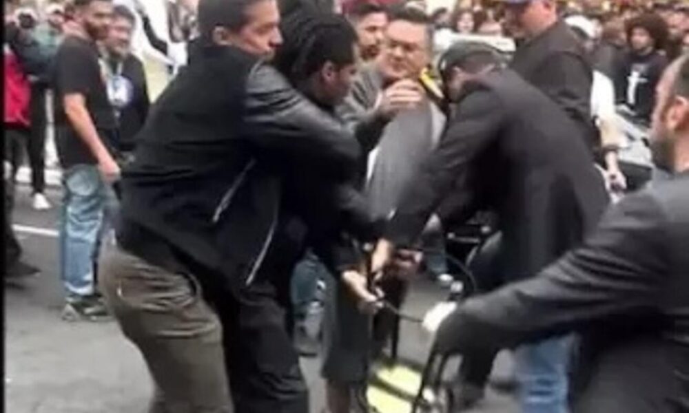 video:-homem-com-'cadeira-do-datena'-causa-confusao-em-agenda-de-pablo-marcal