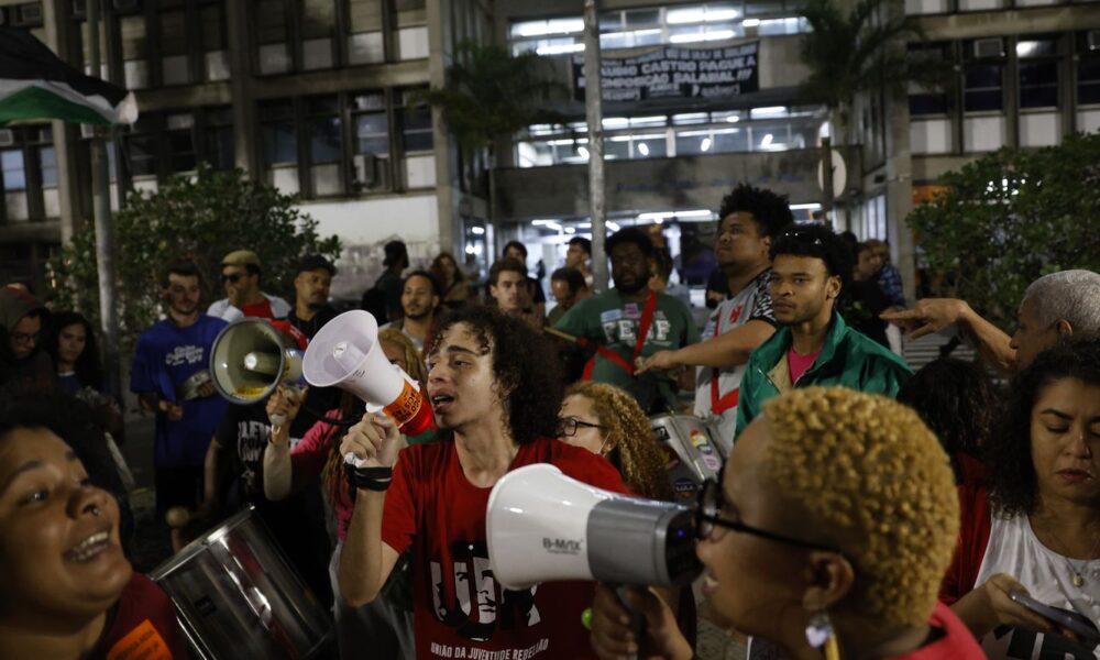 justica-determina-que-estudantes-desocupem-a-uerj