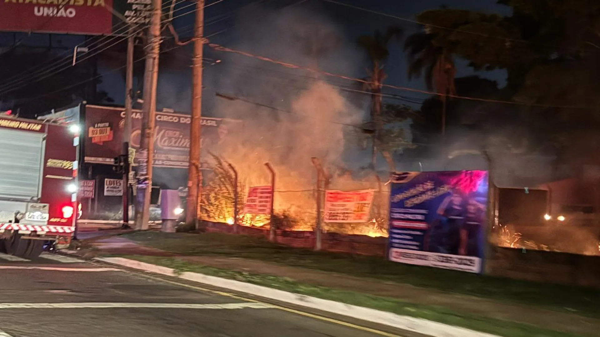 bombeiros-combatem-incendio-em-terreno-baldio-em-area-movimentada-na-vila-alba