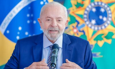 apos-cinco-horas-no-ar,-aviao-de-lula-pousa-em-aeroporto-no-mexico