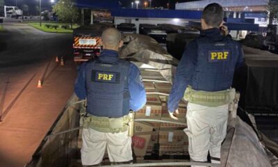 caminhoneiro-tenta-fugir,-mas-acaba-preso-com-600-mil-macos-de-cigarros-contrabandeados-em-ms