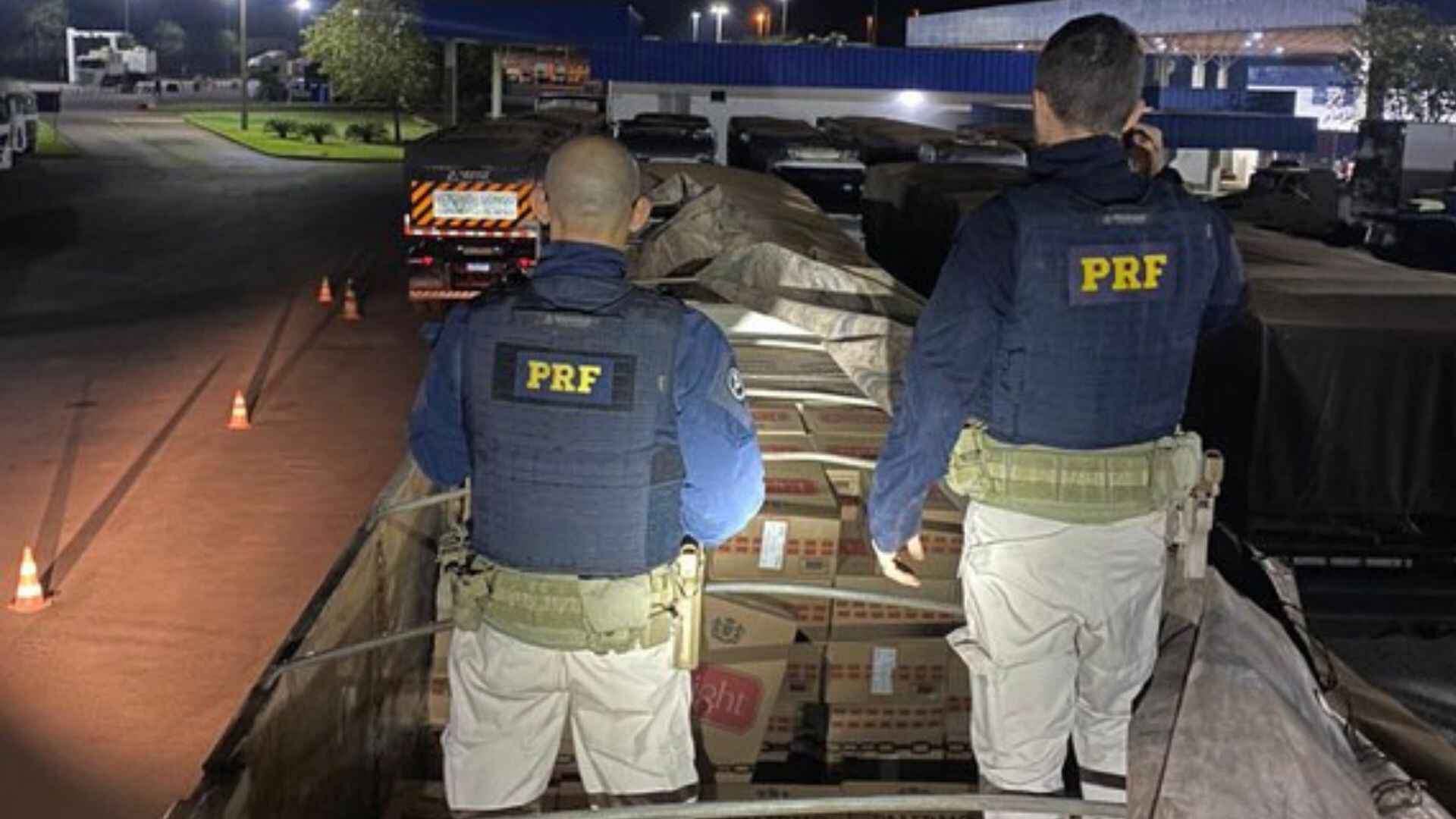 caminhoneiro-tenta-fugir,-mas-acaba-preso-com-600-mil-macos-de-cigarros-contrabandeados-em-ms