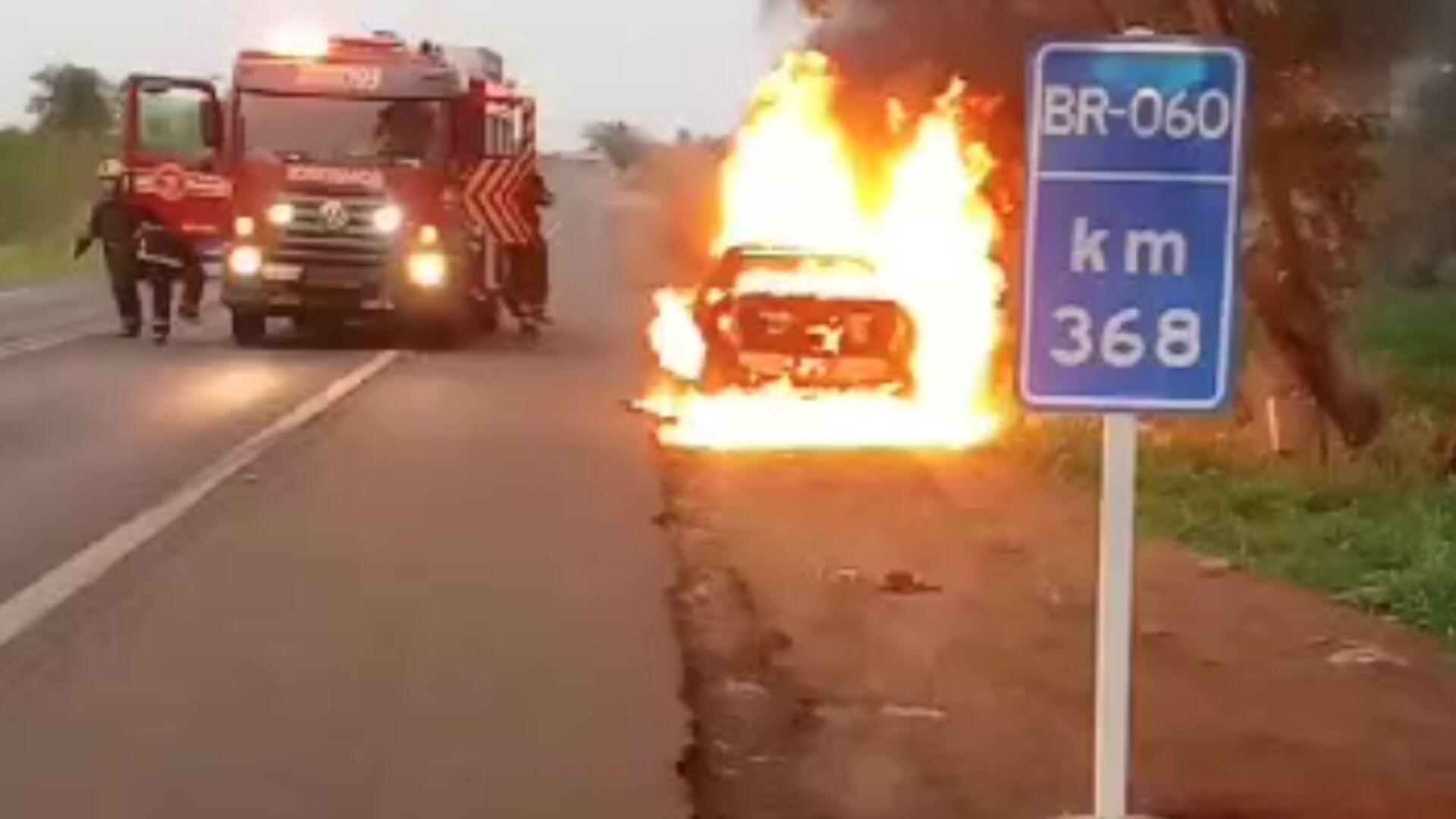 incendio-destroi-carro-abandonado-nas-margens-da-br-060-em-campo-grande