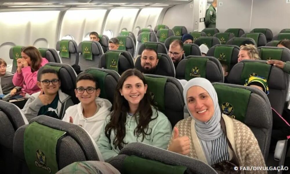 com-227-resgatados,-voo-da-fab-deixa-o-libano-rumo-a-sao-paulo