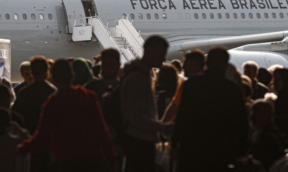 quinto-voo-da-fab-com-220-repatriados-do-libano-chega-a-sp