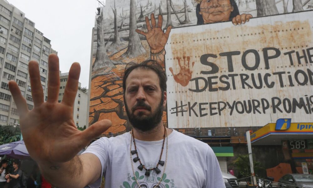 cinzas-de-queimadas-e-lama-do-rs-formam-mural-em-sao-paulo