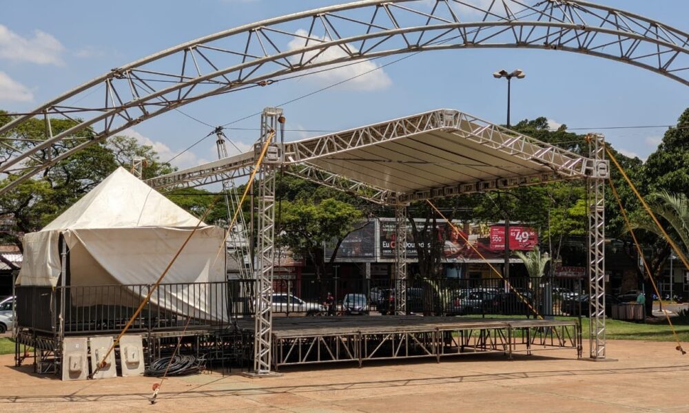 montagem-da-estrutura-para-o-festop-ii-edicao-segue-na-praca-antonio-joao-|-portal-prefeitura-de-dourados