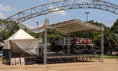montagem-da-estrutura-para-o-festop-ii-edicao-segue-na-praca-antonio-joao-|-portal-prefeitura-de-dourados