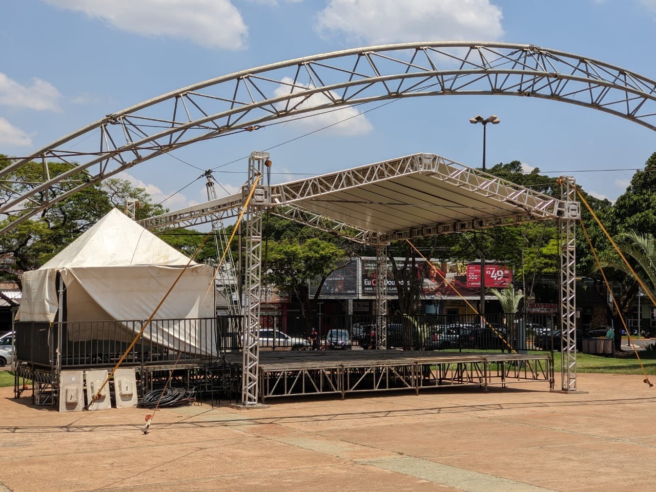 montagem-da-estrutura-para-o-festop-ii-edicao-segue-na-praca-antonio-joao-|-portal-prefeitura-de-dourados