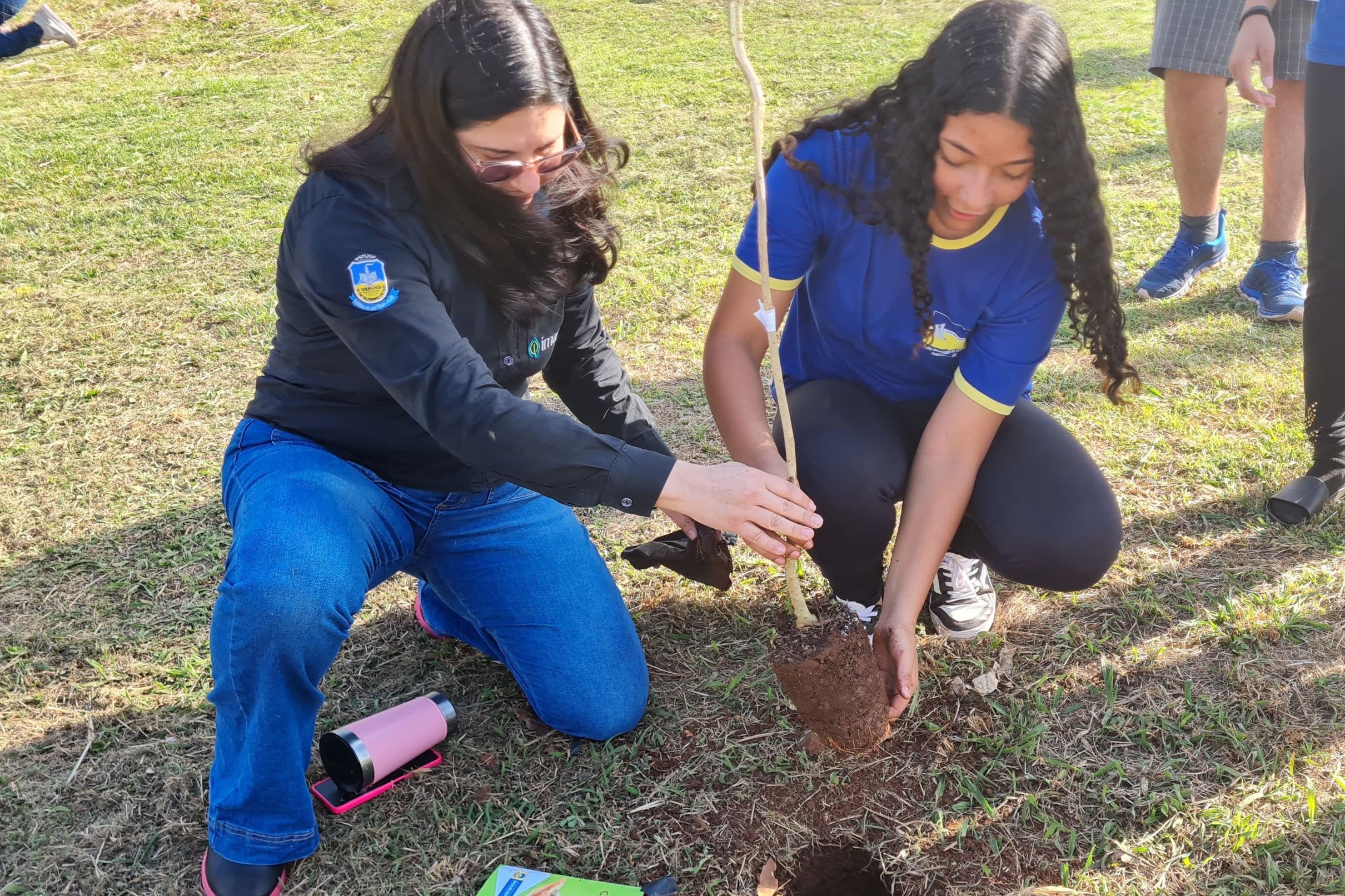 projeto-dourados-+-verde-comeca-com-mudas-de-arvores-plantadas-no-parque-do-lago-|-portal-prefeitura-de-dourados