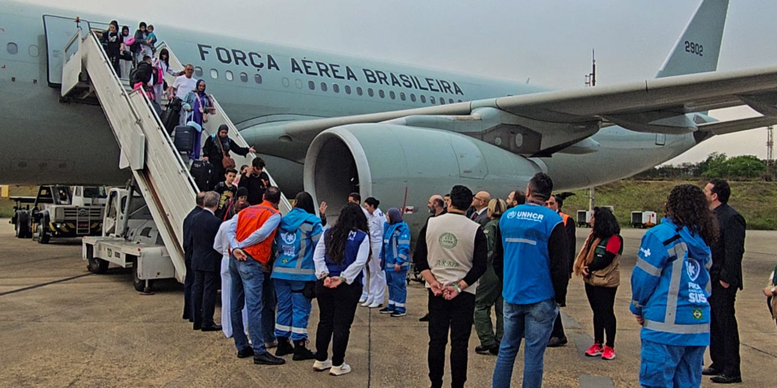 aviao-com-221-brasileiros-repatriados-do-libano-pousa-em-guarulhos