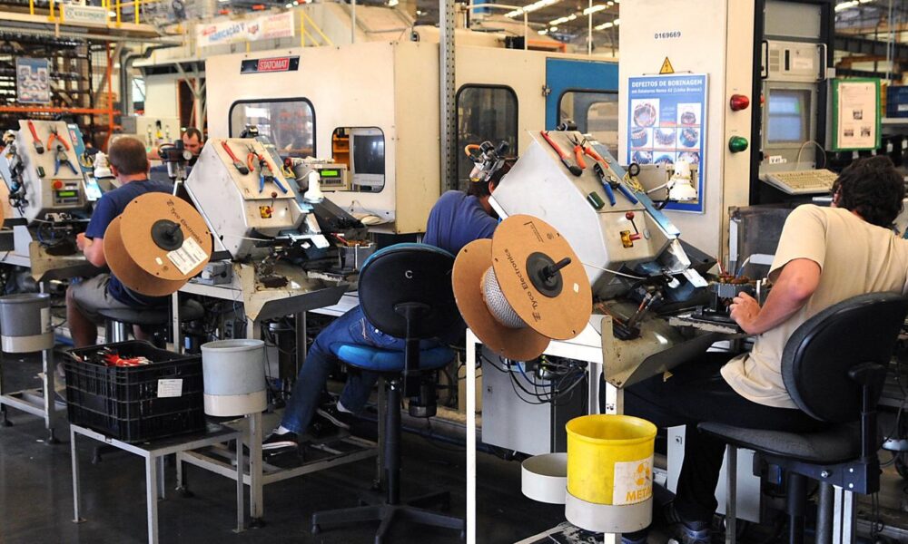 contratacoes-do-setor-industrial-tem-salto-de-75%-e-jovens-sao-maioria