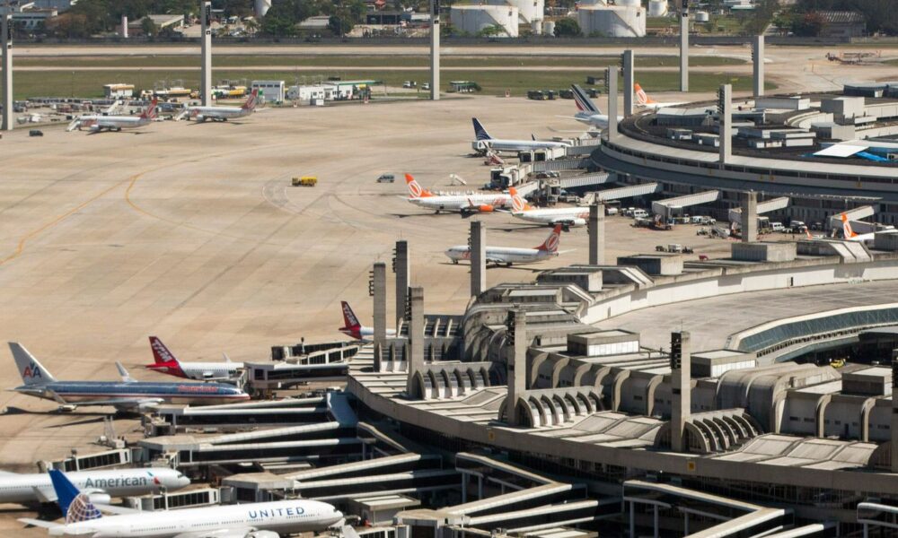 avioes-da-forca-aerea-britanica-fazem-pouso-de-emergencia-no-rio