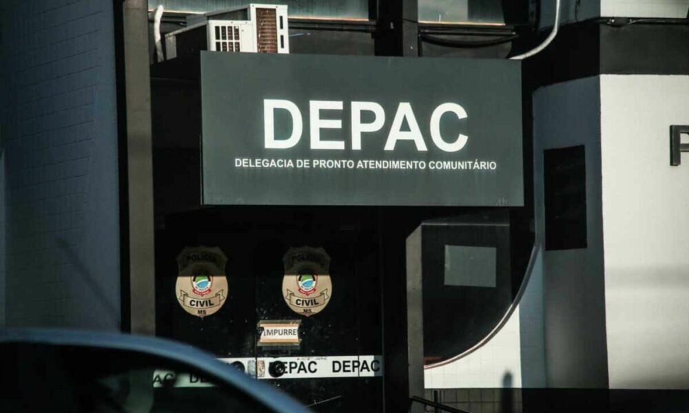 ‘um-dia-de-furia’:-mulher-quebra-porta,-invade-casa-e-quebra-tv-do-ex-namorado