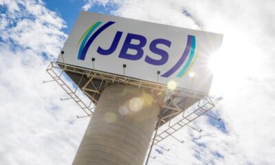 jbs-(jbss3)-aprova-dividendos-totais-de-r$-2,2-bilhoes,-equivalentes-a-r$-1-por-acao