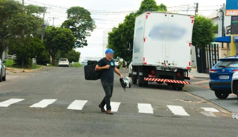 motoentregador-avanca-sinal-vermelho-e-atinge-t-cross-em-cruzamento-com-a-rua-ceara