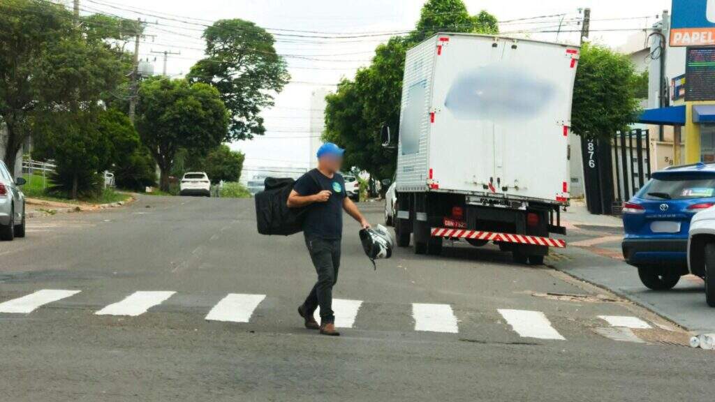 motoentregador-avanca-sinal-vermelho-e-atinge-t-cross-em-cruzamento-com-a-rua-ceara