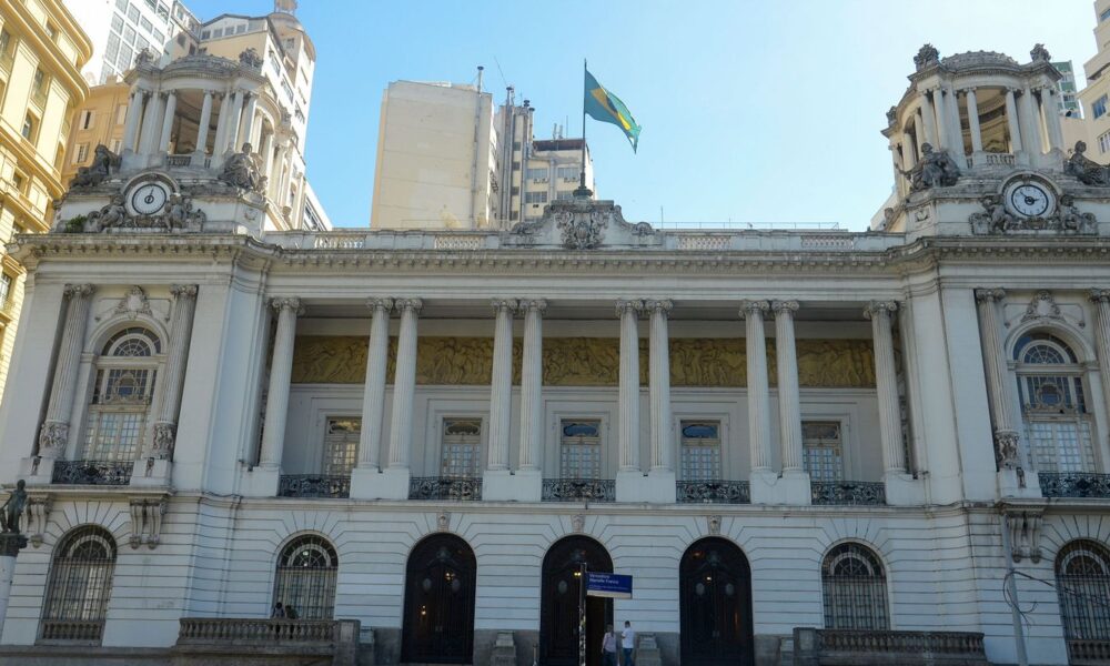 apos-protesto,-vereadores-do-rio-adiam-votacao-de-lei-do-funcionalismo