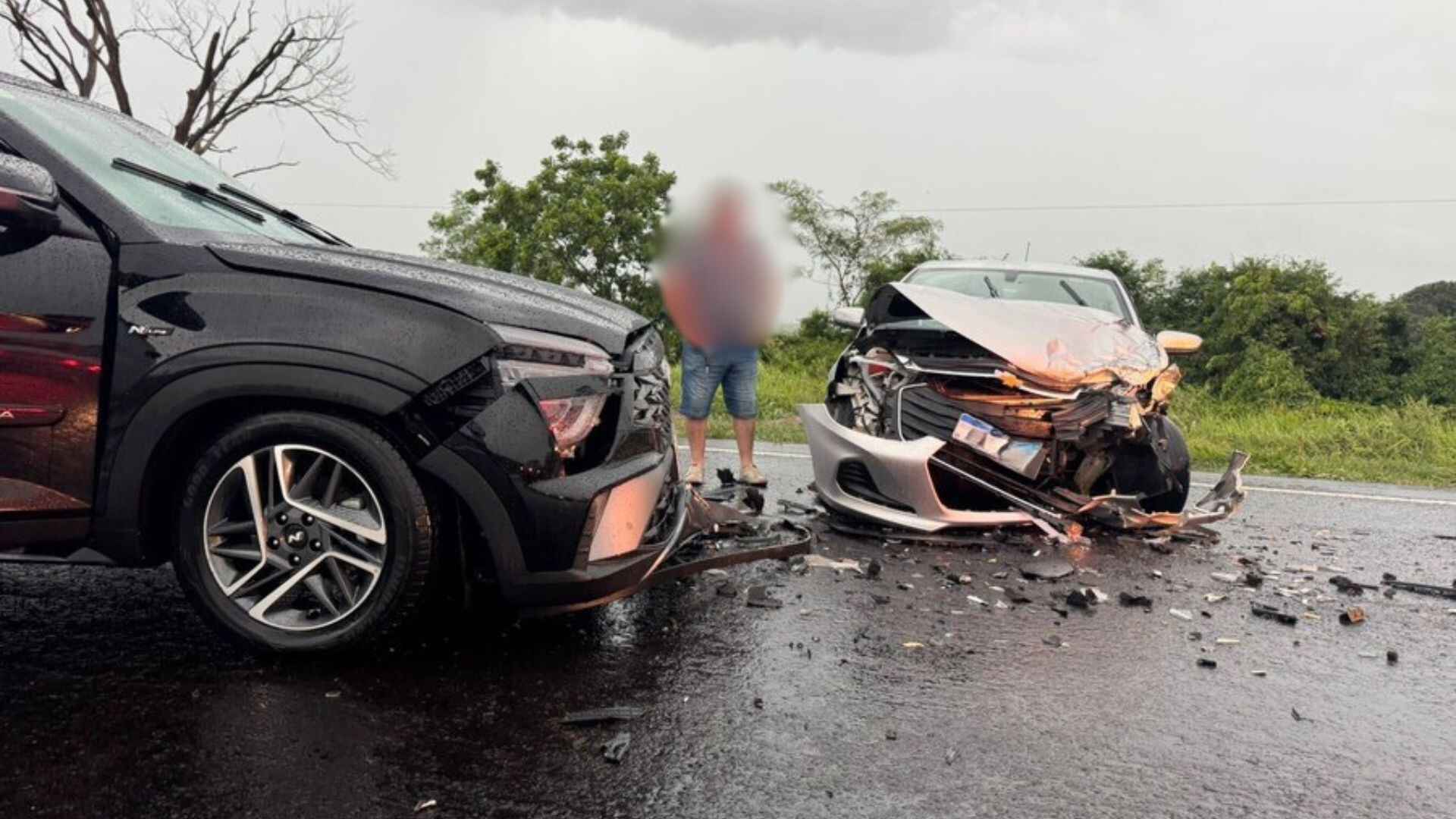 dois-ficam-feridos-apos-batida-frontal-entre-carros-na-br-376-em-ms