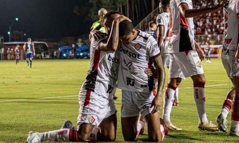 alerrandro-faz-dois,-vitoria-supera-o-fortaleza-e-garante-permanencia-no-brasileirao