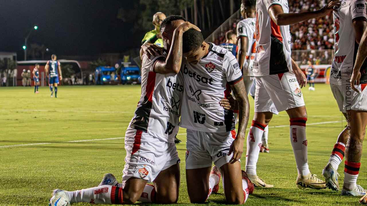 alerrandro-faz-dois,-vitoria-supera-o-fortaleza-e-garante-permanencia-no-brasileirao