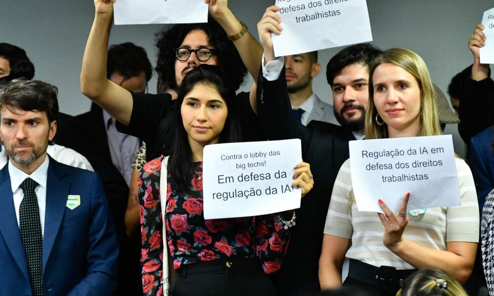 debate-sobre-desinformacao-adia-votacao-de-projeto-que-regula-ia