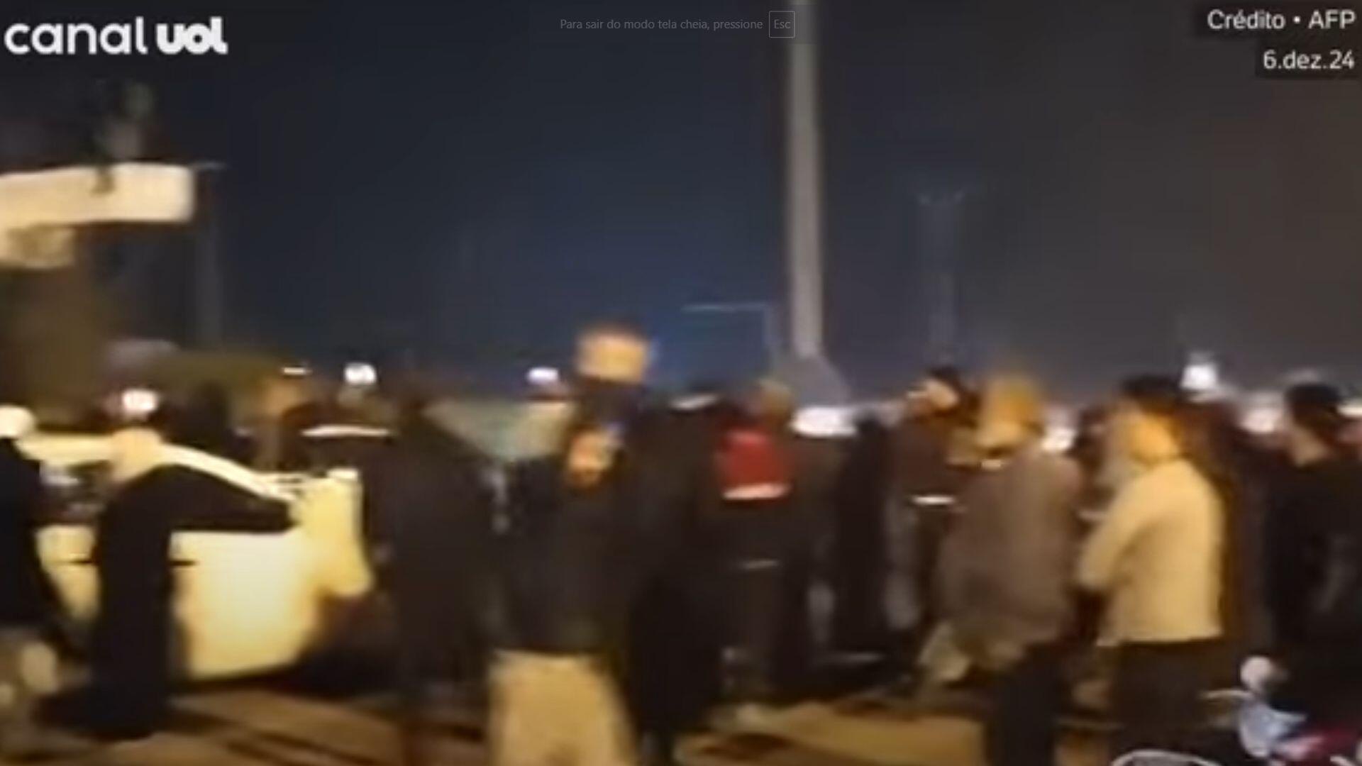 rebeldes-sirios-que-tentam-derrubar-bashar-al-assad-ja-estao-a-20-km-da-capital-damasco