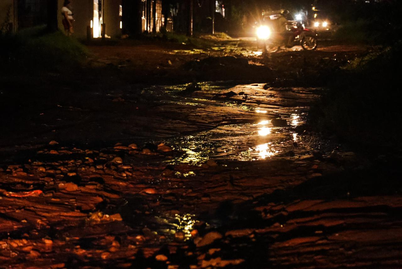 moradores-vivem-com-lamacal-e-enxurradas-nas-crateras-em-ruas-do-noroeste-a-cada-chuva