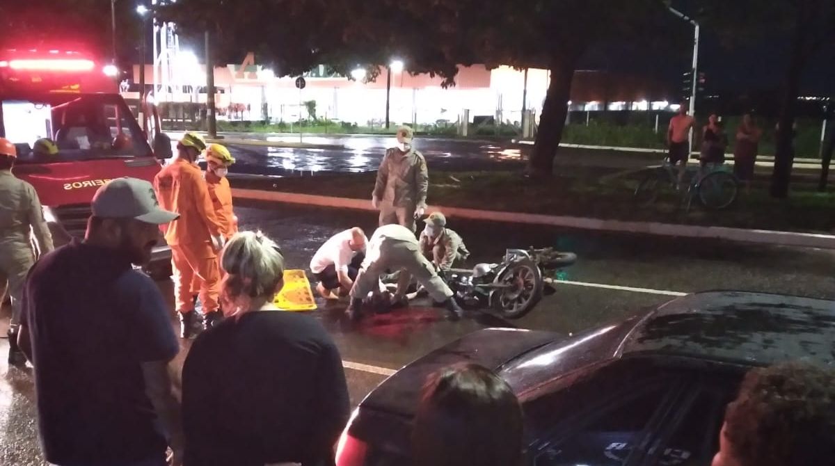 motociclista-desvia-de-carro,-cai-em-avenida-e-morre-apos-outro-veiculo-passar-por-cima-de-sua-cabeca