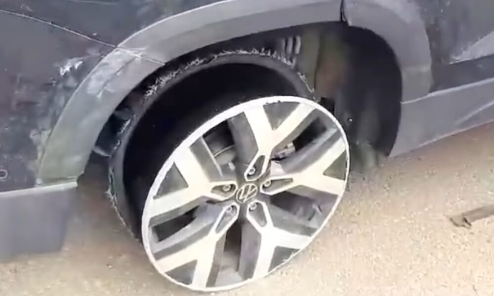 video:-motorista-e-flagrado-dirigindo-carro-sem-os-quatro-pneus-em-rodovia