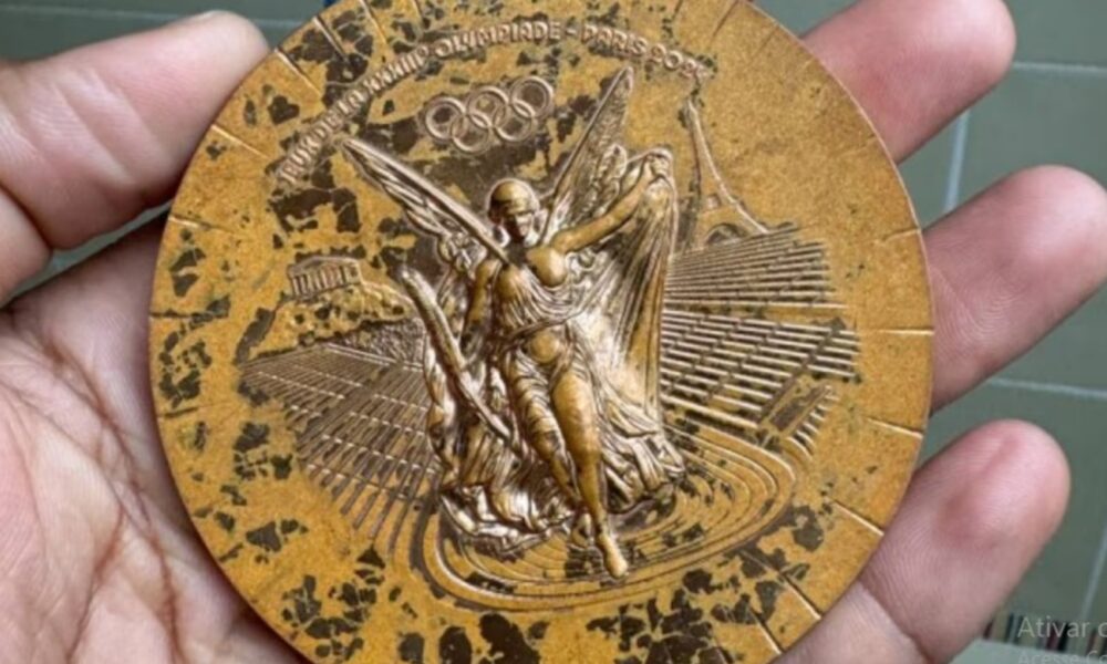 atletas-franceses-mostram-pessimo-estado-das-medalhas-conquistadas-nos-jogos-de-paris