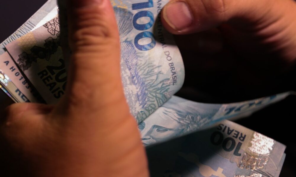 lula-sanciona-regra-que-limita-aumento-do-salario-minimo;-veja-valor