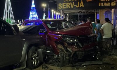 video:-camera-flagra-acidente-com-caminhonete-e-veiculos-estacionados