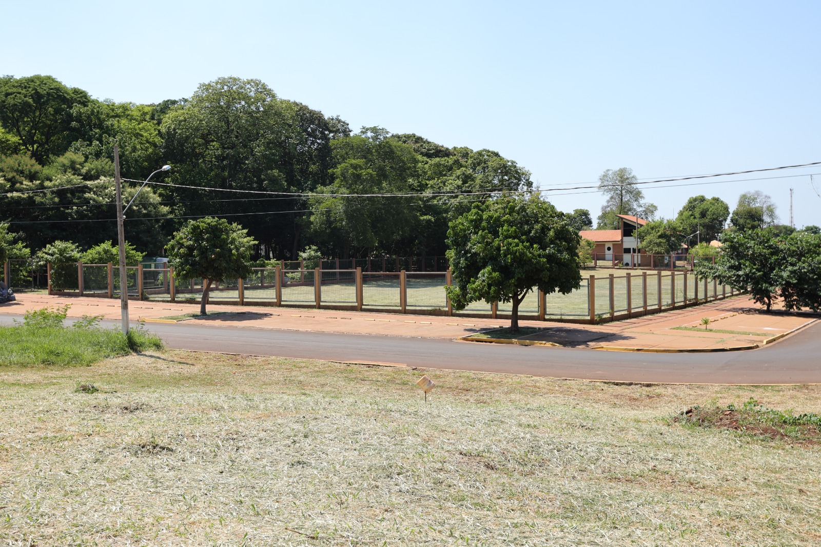 prefeitura-faz-limpeza-e-revitalizacao-da-area-interna-e-externa-da-feira-municipal-|-portal-prefeitura-de-dourados