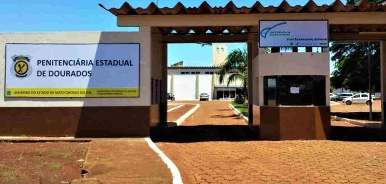 nora-ameaca-sogra-com-facao-e-e-flagrada-com-cocaina-que-seria-levada-para-marido-preso