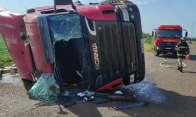 carreta-com-alimentos-tomba-em-rodovia-em-rio-brilhante-e-interdita-pista