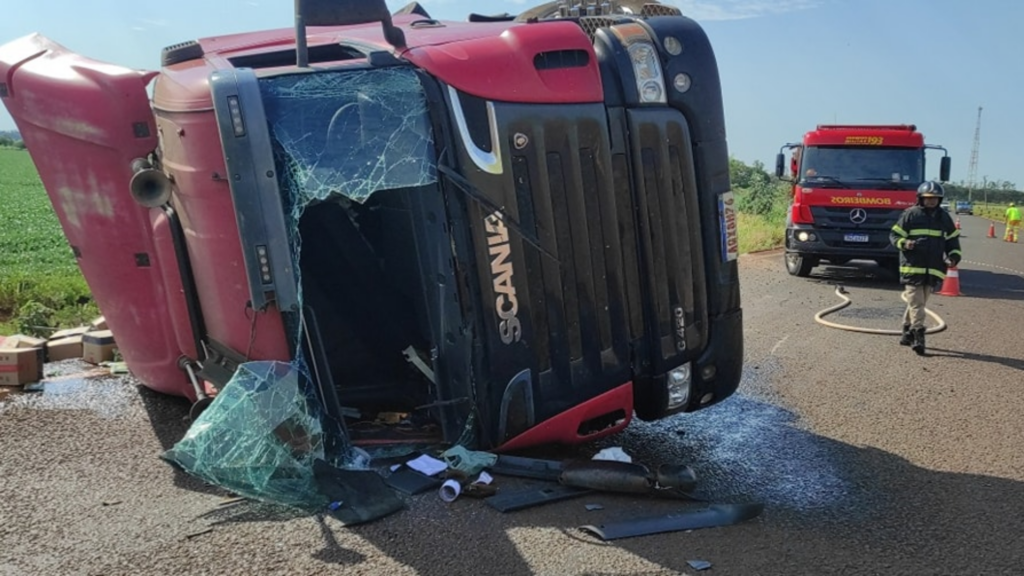 carreta-com-alimentos-tomba-em-rodovia-em-rio-brilhante-e-interdita-pista