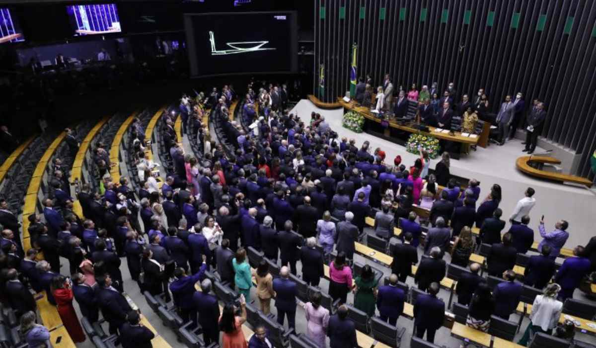 relatado-por-deputado-de-ms,-projeto-que-obriga-exame-em-caso-suspeito-de-covid-avanca-no-congresso