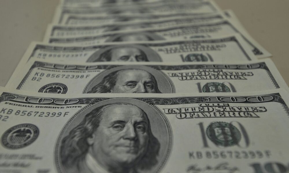 dolar-cai-para-r$-6,02-e-atinge-menor-valor-em-mais-de-um-mes